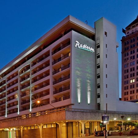 Radisson Hotel Fresno Conference Center Exterior photo