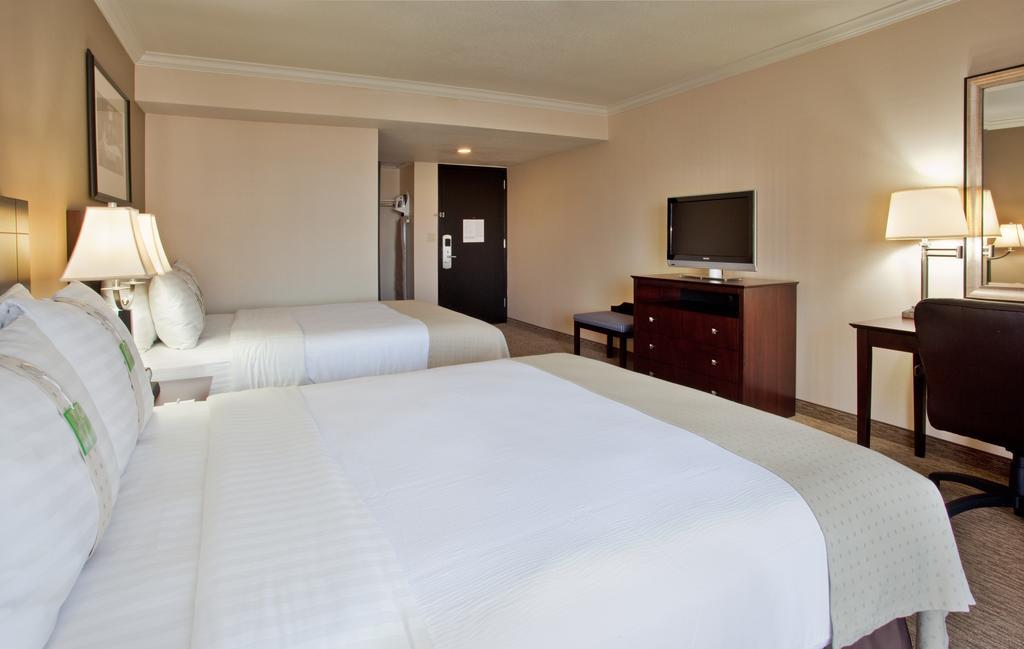 Radisson Hotel Fresno Conference Center Room photo