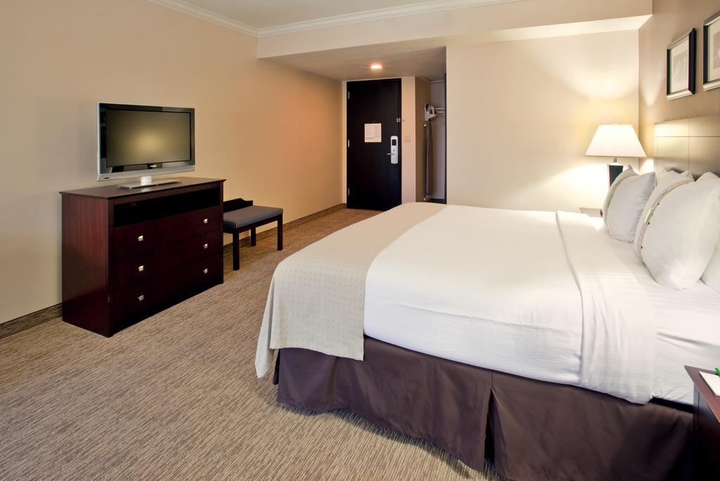 Radisson Hotel Fresno Conference Center Room photo